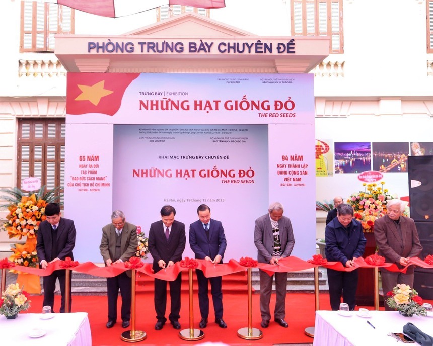 Khai mạc trưng bày về 'Những hạt giống đỏ' đầu tiên của cách mạng Việt Nam - Ảnh 1.