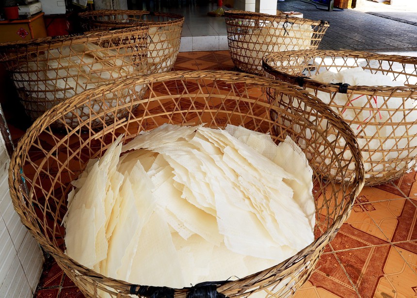 Bánh tráng phơi sương Trảng Bàng - đặc sản nổi tiếng đất Tây Ninh - Ảnh 2. Bánh tráng phơi sương Trảng Bàng - đặc sản nổi tiếng đất Tây Ninh - Ảnh 2.