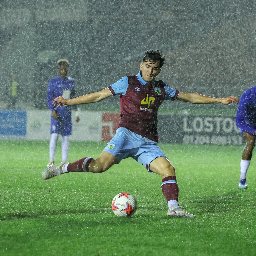 Tin nóng thể thao tối 20/12: Việt kiều trẻ thử vị trí tại Anh, Thanh Thúy được đề cử giải cá nhân - Ảnh 2.