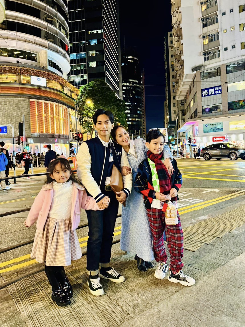 Khánh Khi khoe nhan sắc ngọt ngào trong bộ ảnh Noel bên gia đình - Ảnh 7. Khánh Khi khoe nhan sắc ngọt ngào trong bộ ảnh Noel bên gia đình - Ảnh 7.