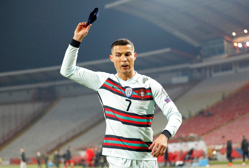 Câu chuyện cảm động đằng sau chiếc băng đội trưởng bị Ronaldo giận dữ ném đi - Ảnh 2.