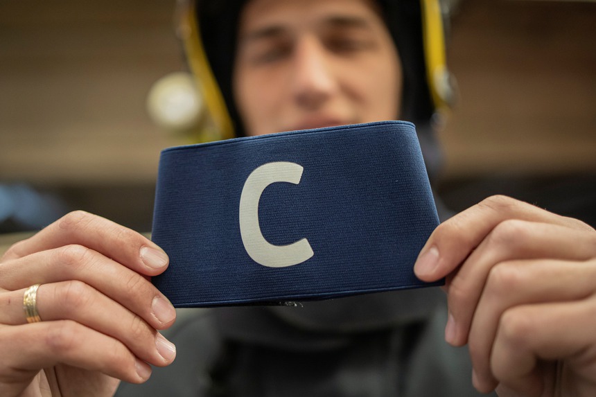 Câu chuyện cảm động đằng sau chiếc băng đội trưởng bị Ronaldo giận dữ ném đi - Ảnh 4.