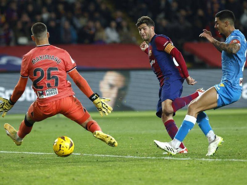 'Lão tướng' lập cú đúp, Barcelona nhọc nhằn vượt qua đội cuối bảng trên sân nhà - Ảnh 2.