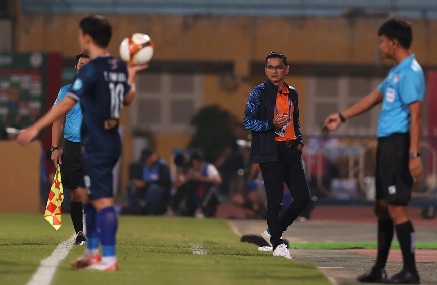 Vòng 7 Night Wolf V-League 2023/24: HAGL còn kiên nhẫn với HLV Kiatisuk? - Ảnh 1. Vòng 7 Night Wolf V-League 2023/24: HAGL còn kiên nhẫn với HLV Kiatisuk? - Ảnh 1.