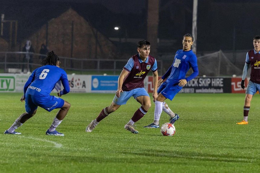 Sao trẻ Việt kiều lại gây ấn tượng cực mạnh ở giải bóng đá Anh khiến CĐV rần rần - Ảnh 2.