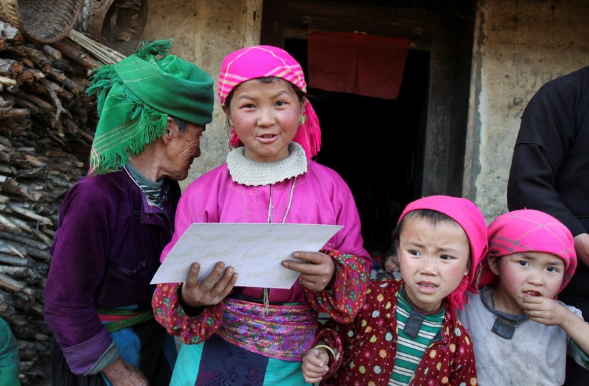 Cuộc sống sau ống kính: Giàng Thị Sùng, 17 năm sau - Ảnh 2. Cuộc sống sau ống kính: Giàng Thị Sùng, 17 năm sau - Ảnh 2.