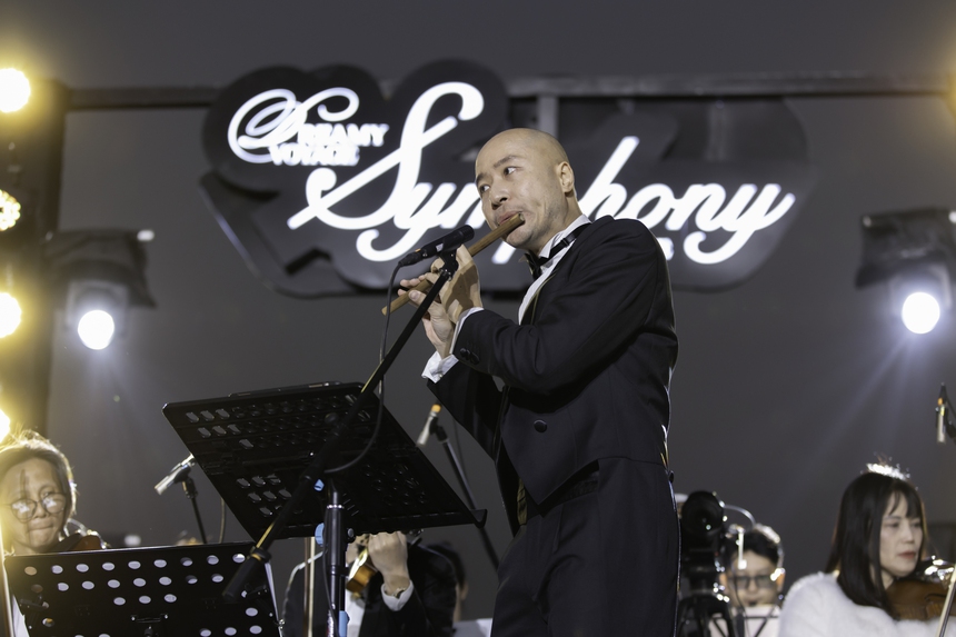 Nhạc trưởng Đồng Quang Vinh thăng hoa cùng dàn nhạc Sức sống mới trên sân khấu du thuyền - Ảnh 3. Nhạc trưởng Đồng Quang Vinh thăng hoa cùng dàn nhạc Sức sống mới trên sân khấu du thuyền - Ảnh 3.