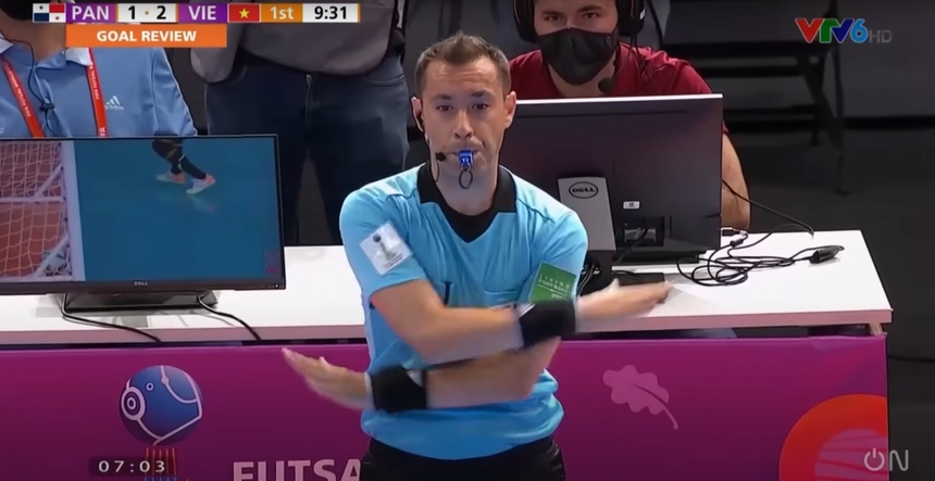 Thủ môn ĐT Việt Nam suýt lập siêu phẩm ở VCK World Cup, bị từ chối bởi công nghệ hỗ trợ trọng tài - Ảnh 4.