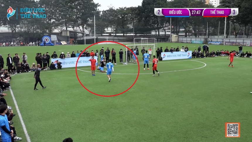 Cựu danh thủ Hồng Sơn lập siêu phẩm ở tuổi 53 trên sân phủi, ăn mừng theo kiểu 'con nhà binh' không lẫn đi đâu được! - Ảnh 3. Cựu danh thủ Hồng Sơn lập siêu phẩm ở tuổi 53 trên sân phủi, ăn mừng theo kiểu 'con nhà binh' không lẫn đi đâu được! - Ảnh 3.