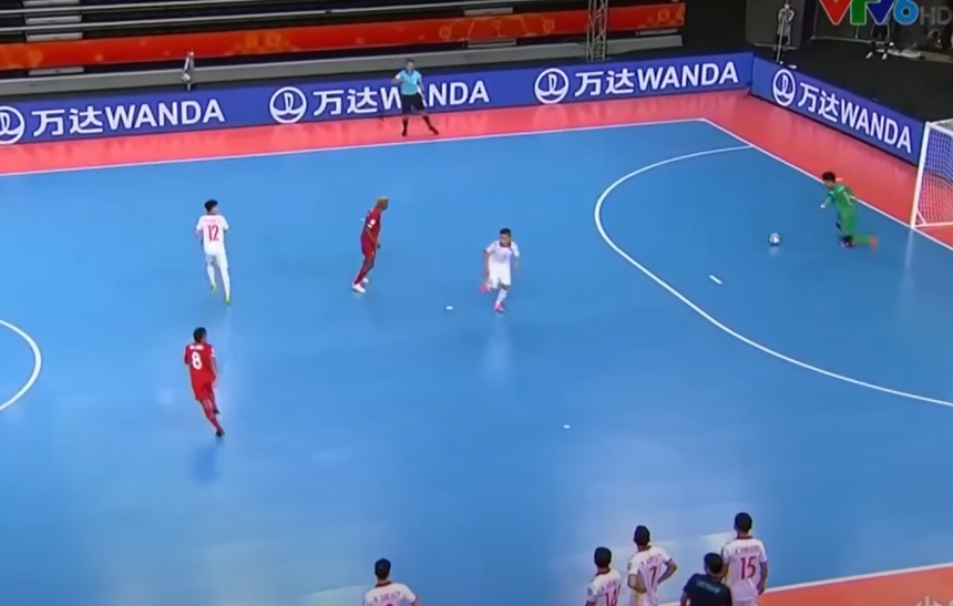 Thủ môn ĐT Việt Nam suýt lập siêu phẩm ở VCK World Cup, bị từ chối bởi công nghệ hỗ trợ trọng tài - Ảnh 2.