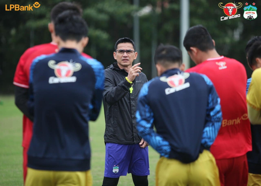 CĐV Thái Lan ngạc nhiên trước thống kê kém cỏi của HLV Kiatisuk và HAGL, đưa ra lời khuyên cho ‘Zico Thái’ - Ảnh 2.
