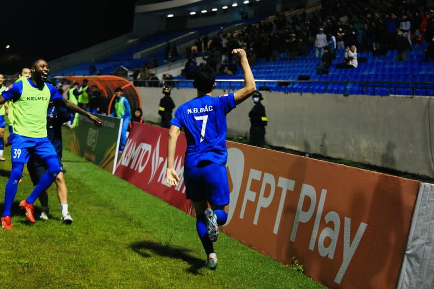 Tin nóng bóng đá Việt 24/12: HLV Gong Oh Kyun 'tạm nghỉ', 'trò cưng' của HLV Troussier bị 'nhắc nhở' - Ảnh 4.