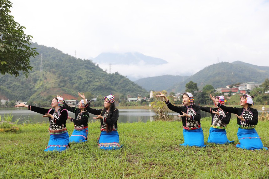 Độc đáo trang phục của người Si La: Chiếc khăn tình yêu - Ảnh 1.
