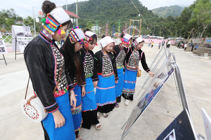 Độc đáo trang phục của người Si La: Chiếc khăn tình yêu - Ảnh 2.