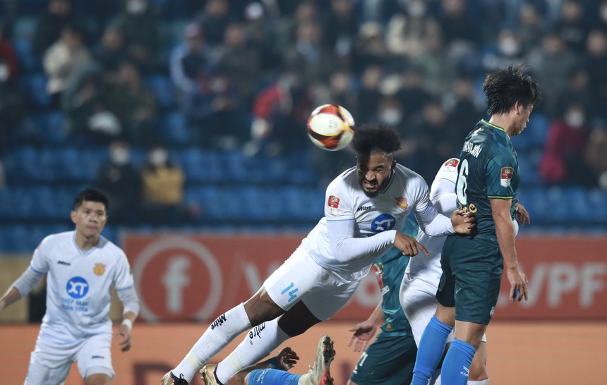 Hồng Duy, Văn Toàn "xát muối" vào HLV Kiatisuk - Ảnh 3.