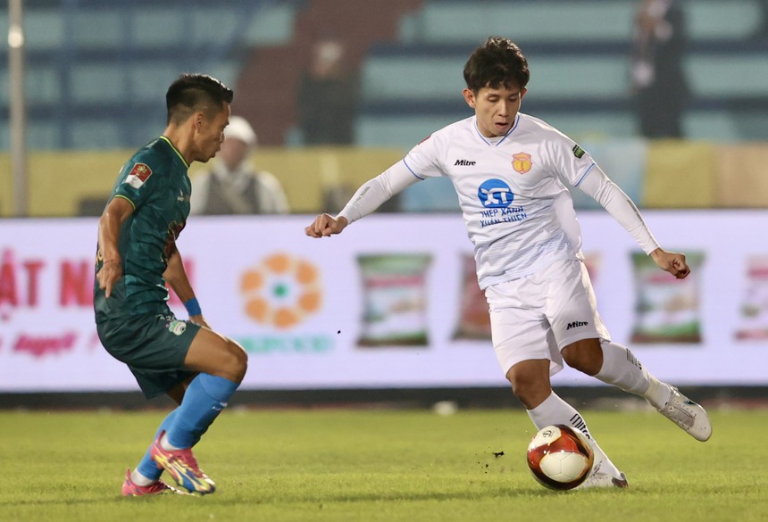 Hồng Duy, Văn Toàn "xát muối" vào HLV Kiatisuk - Ảnh 1.