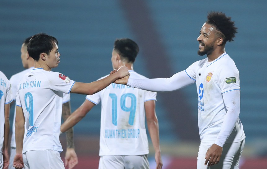 Hồng Duy, Văn Toàn "xát muối" vào HLV Kiatisuk - Ảnh 2.