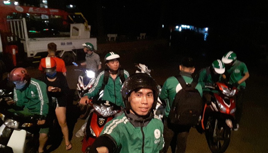 Võ sĩ Việt Nam làm xe ôm công nghệ để mưu sinh, kết quả thắng cao thủ châu Âu để giành đai vô địch - Ảnh 4.