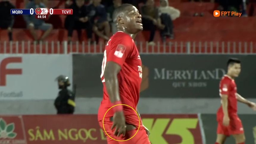 Tiền vệ Bình Định nỗ lực truy cản khiến ngoại binh CLB Viettel gặp 'sự cố' với quần thi đấu - Ảnh 3.