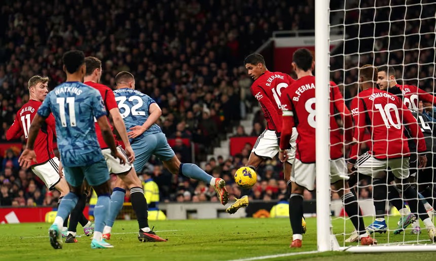 Ngôi sao 19 tuổi bùng nổ với cú đúp, MU ngược dòng không tưởng trên sân nhà giành chiến thắng kịch tính - Ảnh 3. Ngôi sao 19 tuổi bùng nổ với cú đúp, MU ngược dòng không tưởng trên sân nhà giành chiến thắng kịch tính - Ảnh 3.