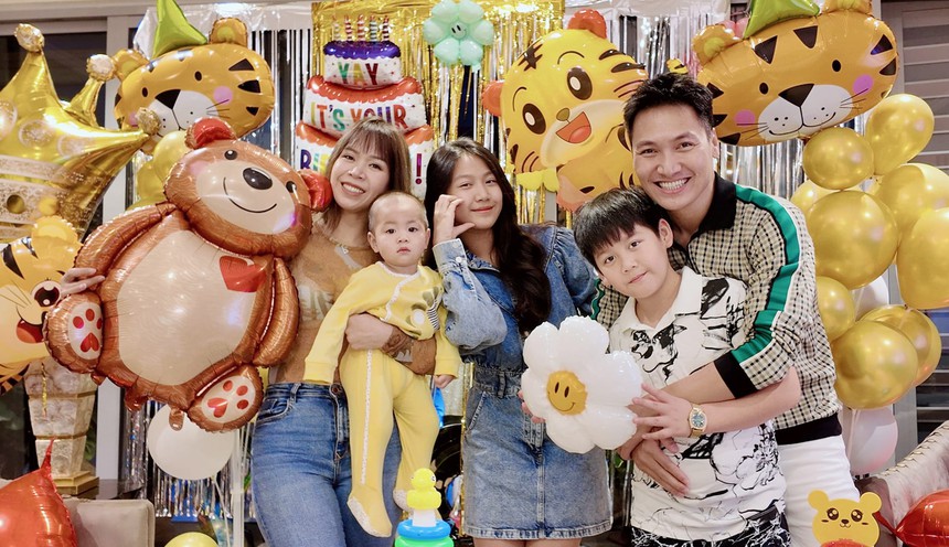 Vợ Mạnh Trường từng 'phán' câu xanh rờn khi xem chồng đóng cảnh tình cảm với bạn diễn nữ - Ảnh 6. Vợ Mạnh Trường từng 'phán' câu xanh rờn khi xem chồng đóng cảnh tình cảm với bạn diễn nữ - Ảnh 6.