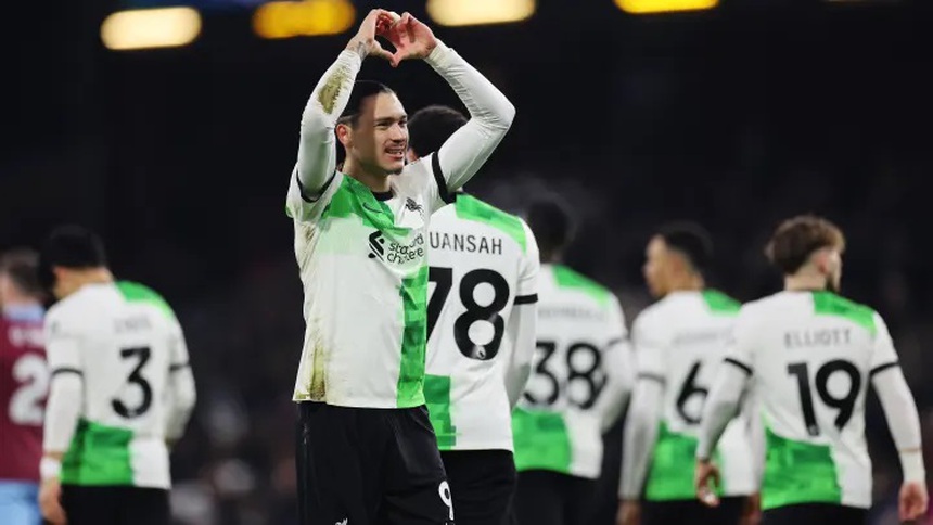 Thi đấu 'dạo chơi', Liverpool vẫn dễ dàng có 'quà' 3 điểm tại Turf Moor, vươn lên dẫn đầu Ngoại hạng Anh - Ảnh 2.