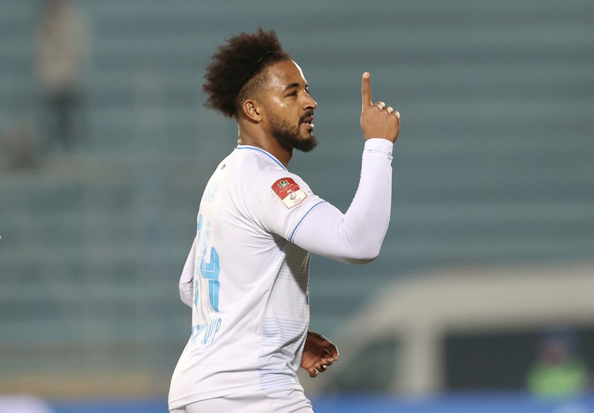 Những cái tên kỳ lạ trên đỉnh V-League - Ảnh 1.