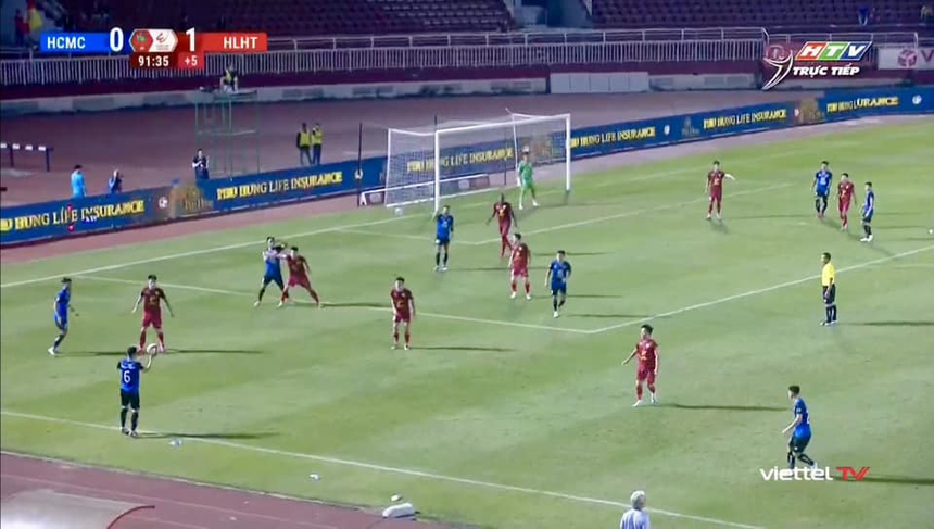 Cầu thủ TP.HCM đánh cùi chỏ thô bạo ngay trước mặt trọng tài nhưng vẫn thoát thẻ đỏ ở vòng 8 V-League  - Ảnh 2.