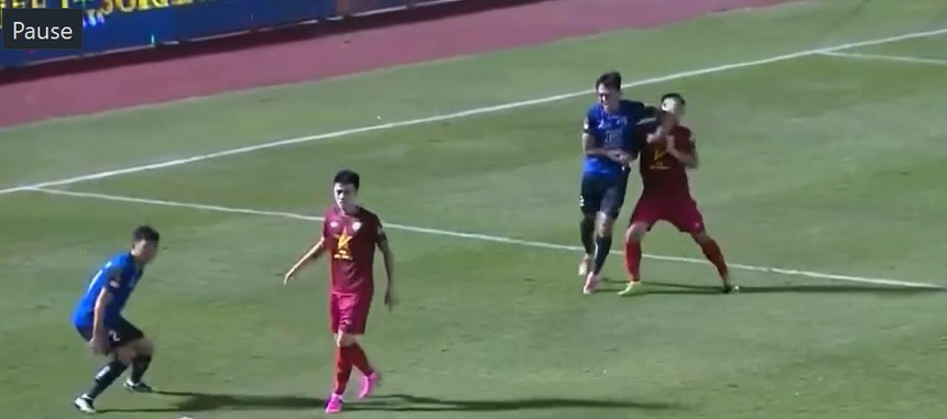 Cầu thủ TP.HCM đánh cùi chỏ thô bạo ngay trước mặt trọng tài nhưng vẫn thoát thẻ đỏ ở vòng 8 V-League  - Ảnh 2.