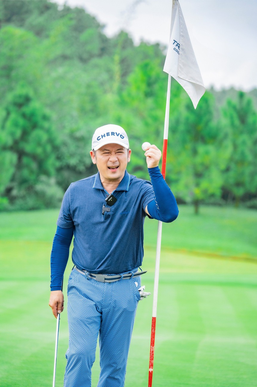 Ca sĩ Bằng Kiều đưa con trai đến sân Golf trong kỳ nghỉ Giáng sinh - Ảnh 1.