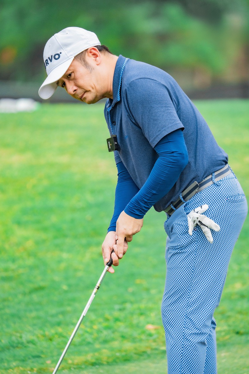 Ca sĩ Bằng Kiều đưa con trai đến sân Golf trong kỳ nghỉ Giáng sinh - Ảnh 2.