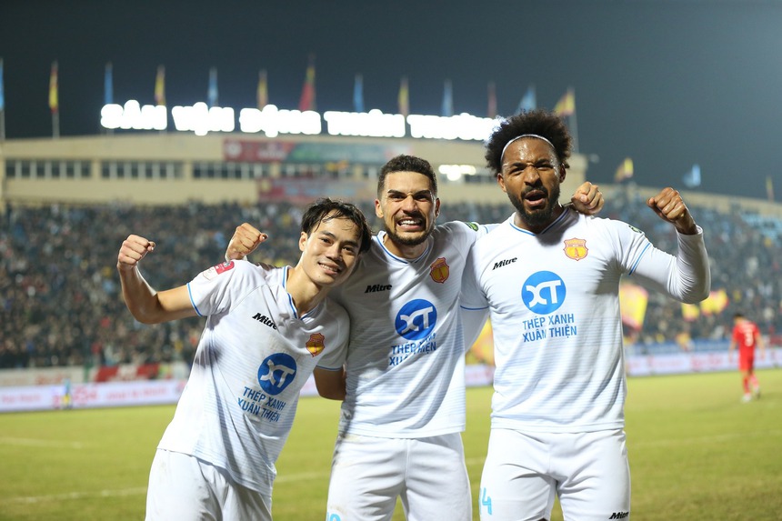 Tổng hợp Vòng 8 V-League 2023/24 (ngày 27/12): "Tam tấu" Văn Toàn, Silva, Rafaelson đưa Nam Định bứt phá  - Ảnh 1.