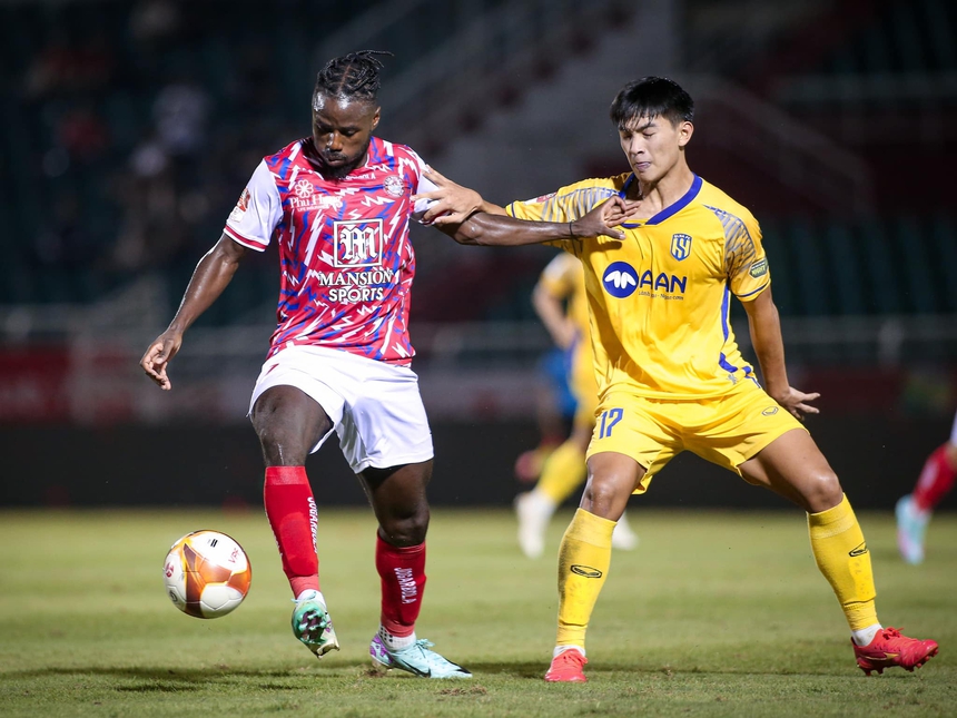 Cựu tuyển thủ Pháp khiến CLB TP.HCM lao đao - Ảnh 1.