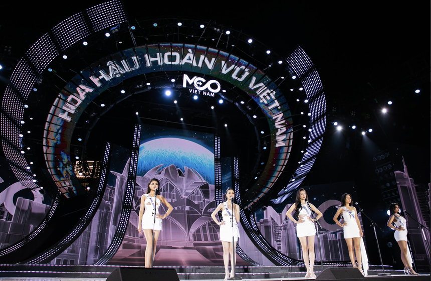 Top 38 thí sinh Miss Cosmo thể hiện hết mình trên sân khấu ngoài trời  - Ảnh 1.