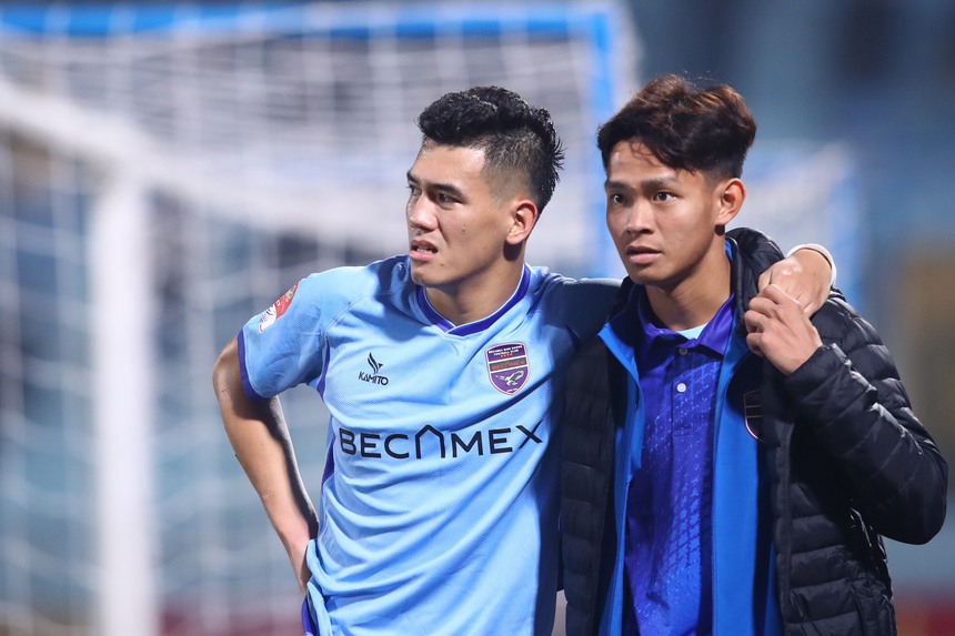 Tin nóng bóng đá Việt 27/12: HLV Troussier nhận 2 tin dữ, HLV Gong Oh Kyun nhận lời động viên - Ảnh 2.