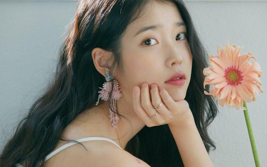 IU hé lộ về màn kết hợp 'chưa từng thấy' với V BTS - Ảnh 2. IU hé lộ về màn kết hợp 'chưa từng thấy' với V BTS - Ảnh 2.