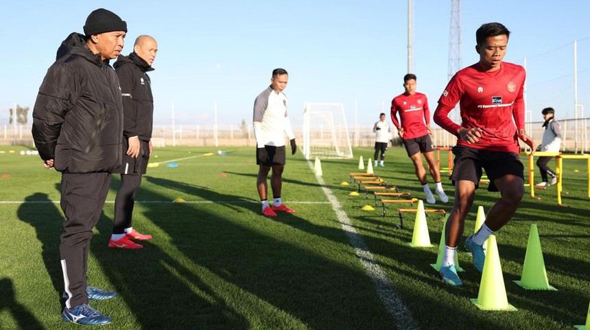 Hai ngôi sao ĐT Indonesia bị cảnh cáo vì ăn mì tôm khi tập trung chuẩn bị cho Asian Cup - Ảnh 3. Hai ngôi sao ĐT Indonesia bị cảnh cáo vì ăn mì tôm khi tập trung chuẩn bị cho Asian Cup - Ảnh 3.