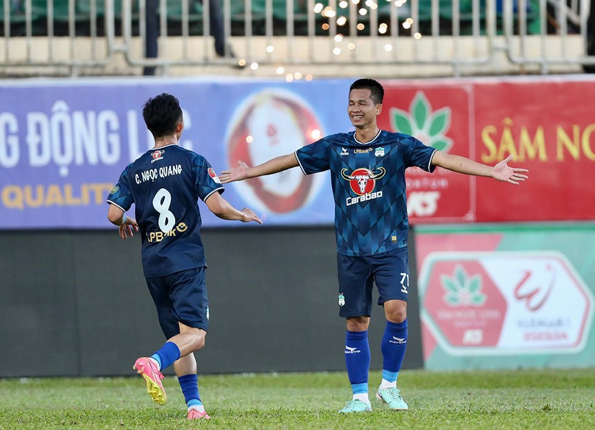 A Hoàng ghi nhiều bàn hơn Tuấn Anh ở HAGL - Ảnh 1.