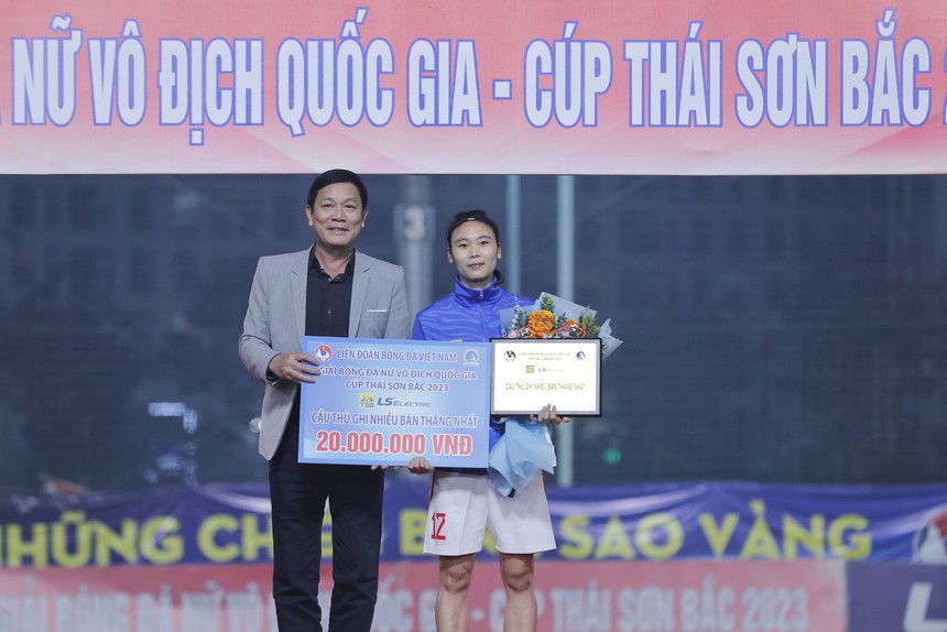 "Người nhện" đội tuyển Việt Nam áp sát Quả bóng vàng 2023 - Ảnh 3. "Người nhện" đội tuyển Việt Nam áp sát Quả bóng vàng 2023 - Ảnh 3.