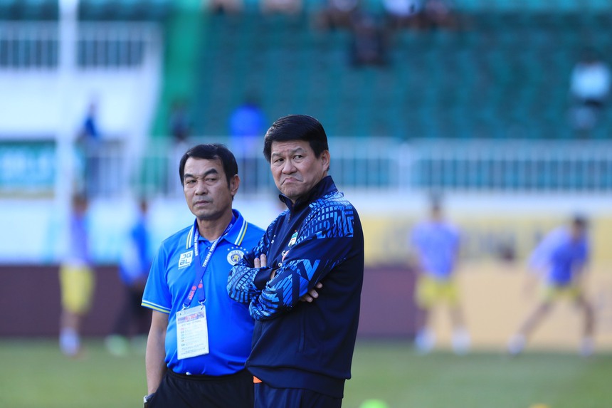 HLV Kiatisak thừa nhận bị ông Vũ Tiến Thành chê ngay lần đầu 'song kiếm hợp bích' ở HAGL - Ảnh 2.