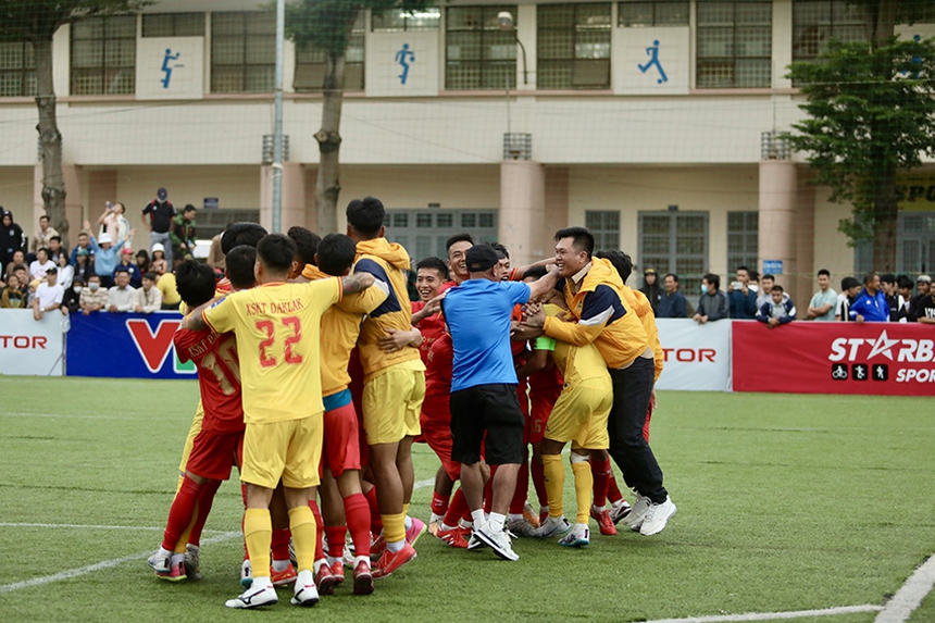 Thiên Khôi đánh bại đội bóng ngành ngân hàng để đăng quang chức vô địch VSC-S3 khu vực miền Bắc - Ảnh 4.