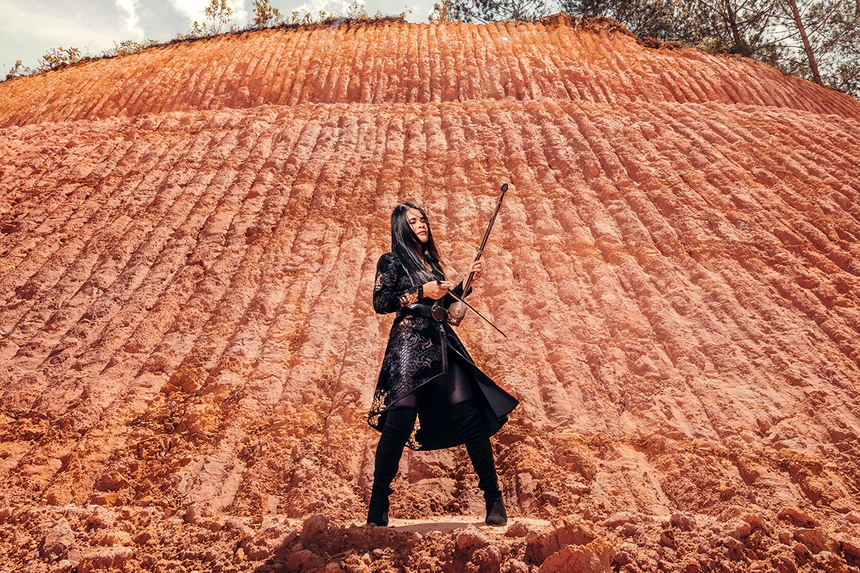 NSƯT Dương Thuỳ Anh 'phiêu' với cây đàn nhị - Ảnh 4. NSƯT Dương Thuỳ Anh 'phiêu' với cây đàn nhị - Ảnh 4.