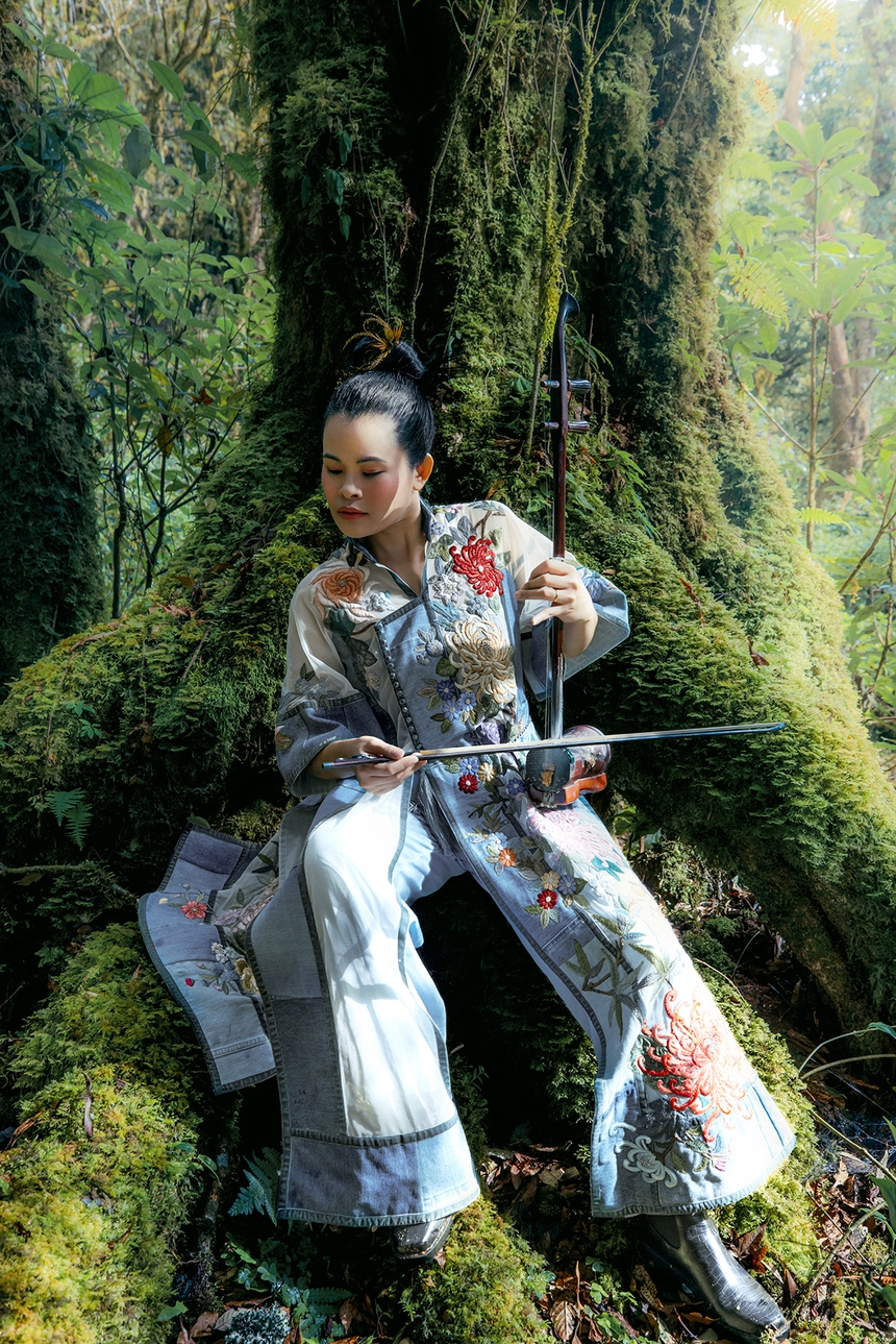 NSƯT Dương Thuỳ Anh 'phiêu' với cây đàn nhị - Ảnh 2. NSƯT Dương Thuỳ Anh 'phiêu' với cây đàn nhị - Ảnh 2.