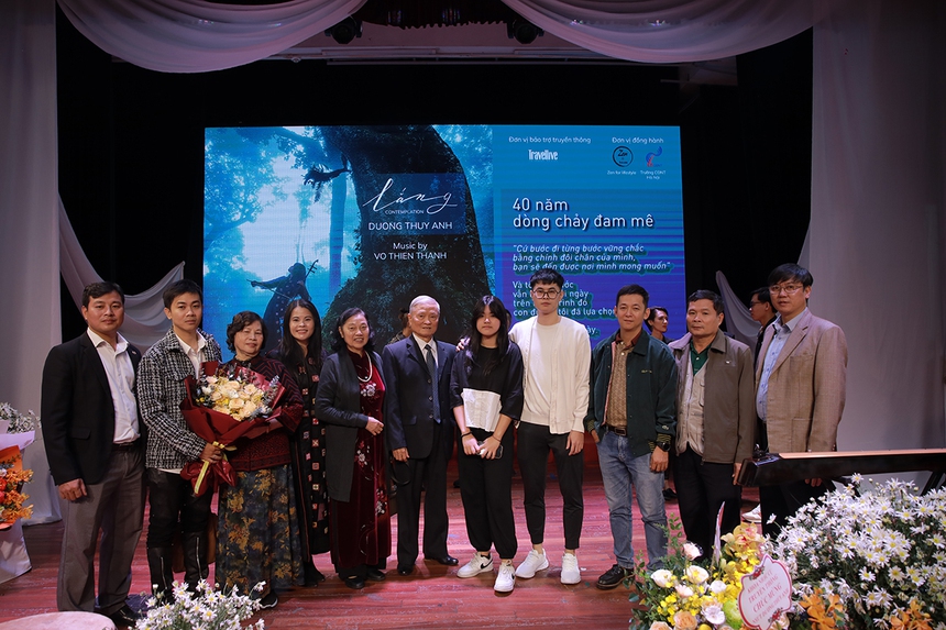 NSƯT Dương Thuỳ Anh 'phiêu' với cây đàn nhị - Ảnh 6. NSƯT Dương Thuỳ Anh 'phiêu' với cây đàn nhị - Ảnh 6.