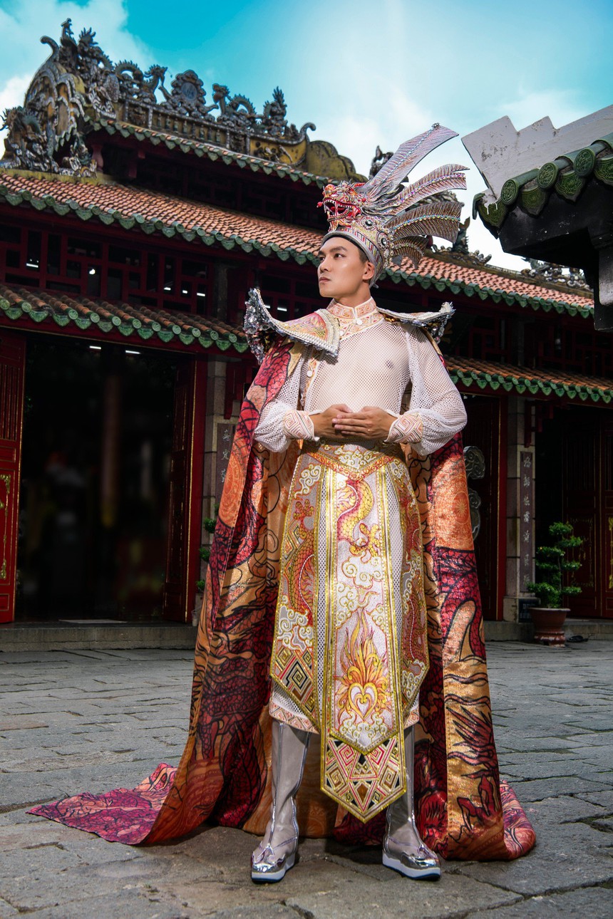 MC Quốc Trí mang trang phục dân tộc 'Hào khí Việt Nam' nặng 25kg thi quốc tế - Ảnh 1. MC Quốc Trí mang trang phục dân tộc 'Hào khí Việt Nam' nặng 25kg thi quốc tế - Ảnh 1.