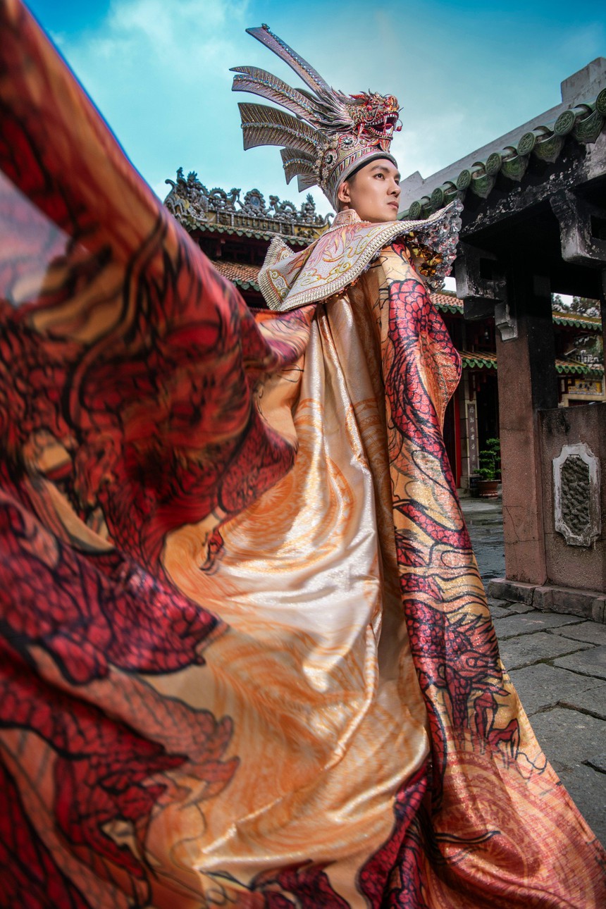 MC Quốc Trí mang trang phục dân tộc 'Hào khí Việt Nam' nặng 25kg thi quốc tế - Ảnh 3. MC Quốc Trí mang trang phục dân tộc 'Hào khí Việt Nam' nặng 25kg thi quốc tế - Ảnh 3.