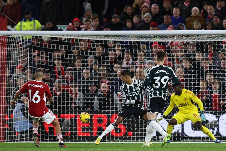 MU hiện nguyên hình sau trận thắng ngược, Ten Hag đau đầu vì ‘Quỷ đỏ’ thua bạc nhược trước đội dưới cơ - Ảnh 2.