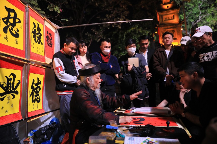 Hà Nội chào đón năm mới 2024 - Ảnh 1. Hà Nội chào đón năm mới 2024 - Ảnh 1.