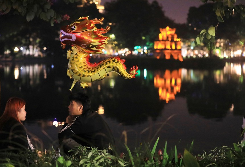 Hà Nội chào đón năm mới 2024 - Ảnh 7. Hà Nội chào đón năm mới 2024 - Ảnh 7.