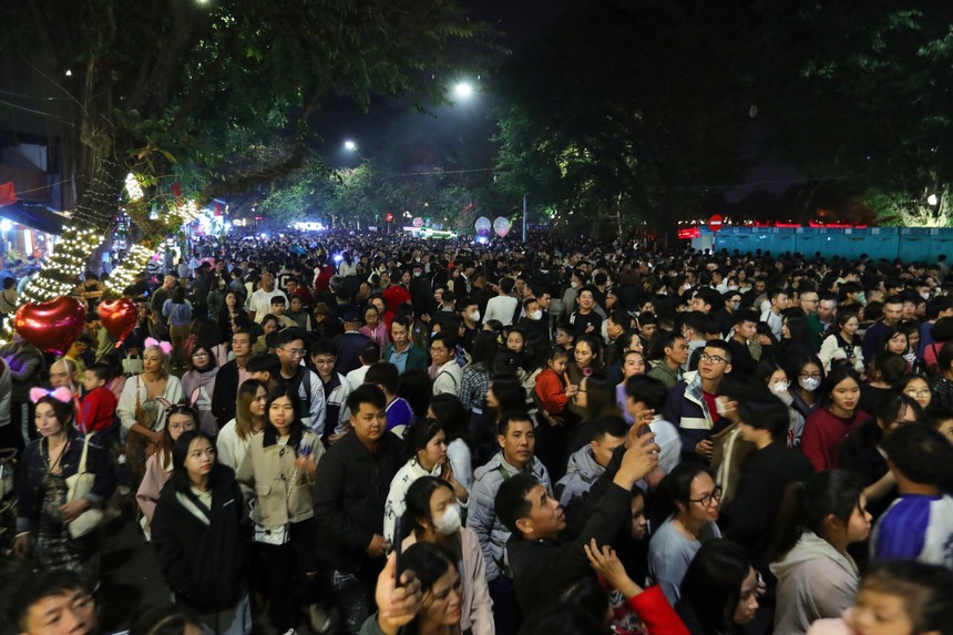 Hà Nội chào đón năm mới 2024 - Ảnh 8. Hà Nội chào đón năm mới 2024 - Ảnh 8.